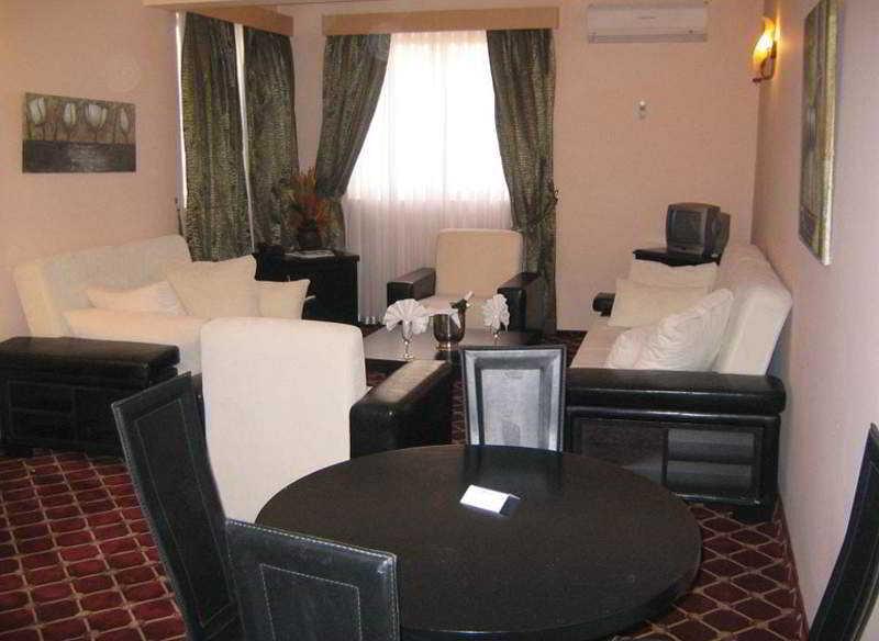 Life Hotel Кирения Экстерьер фото